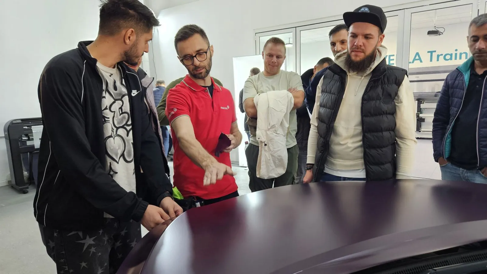 Panoul frontal al vehiculului după colantarea auto cu folie Mactac, rezultat final prezentat la workshopurile Verla.