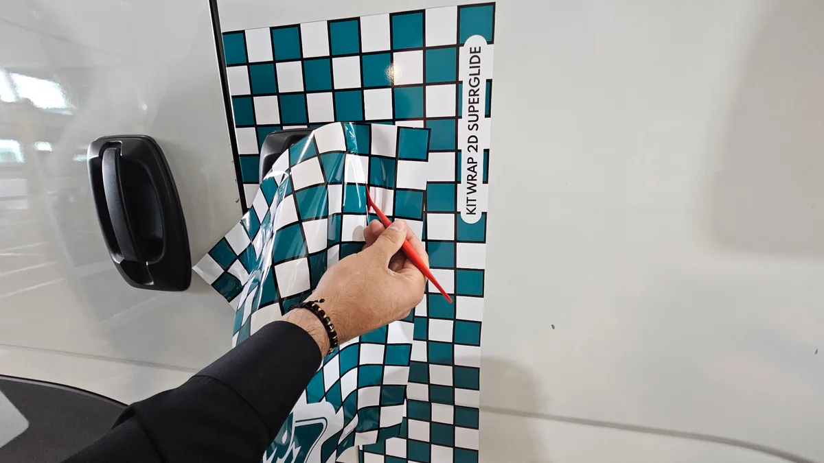 Aplicare folie pe zonă tensionată în jurul mânerului – exemplu practic de colantare