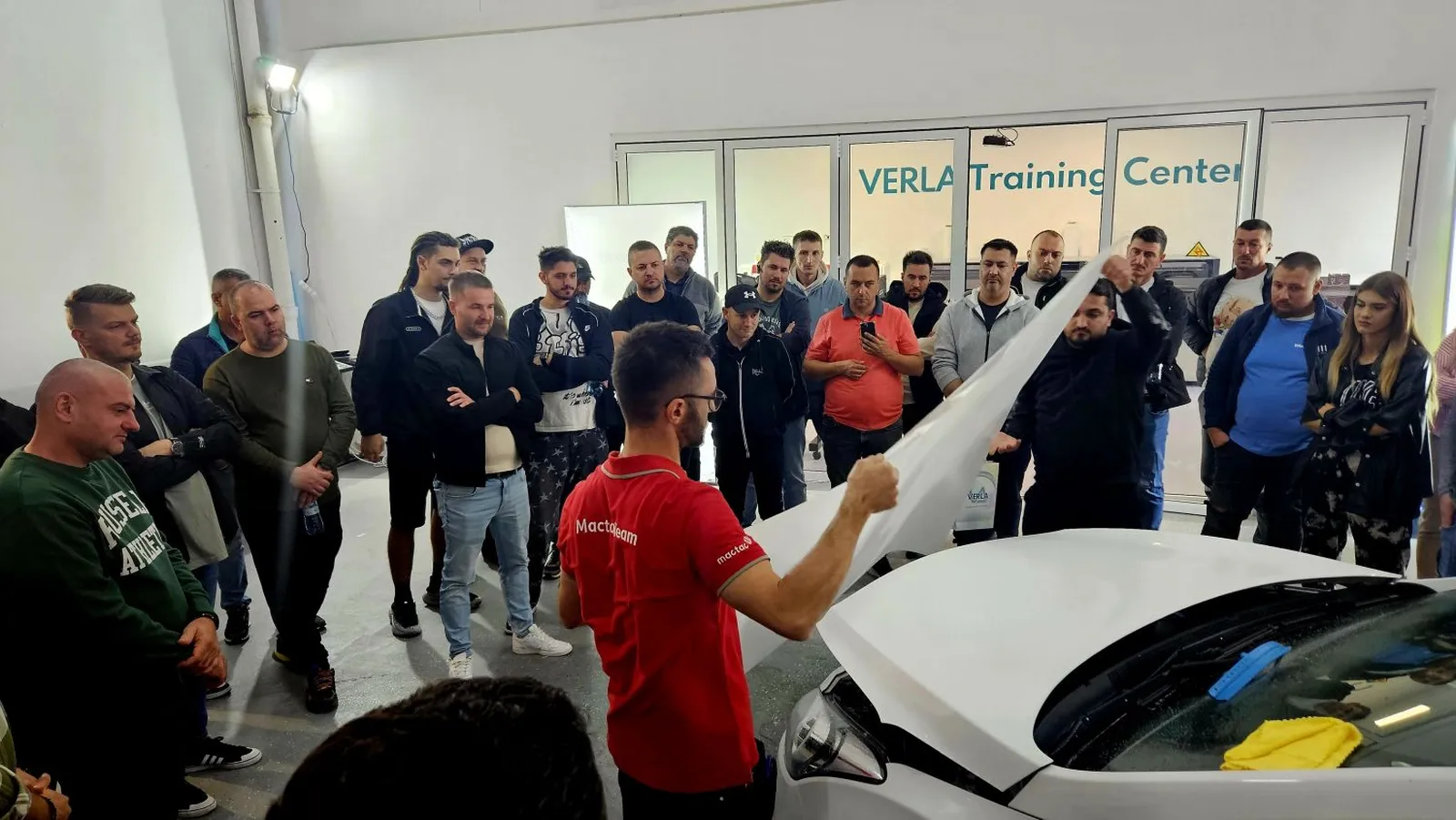 Panoul frontal al unui vehicul înainte de colantarea auto, în cadrul demonstrațiilor practice din workshopul Verla.