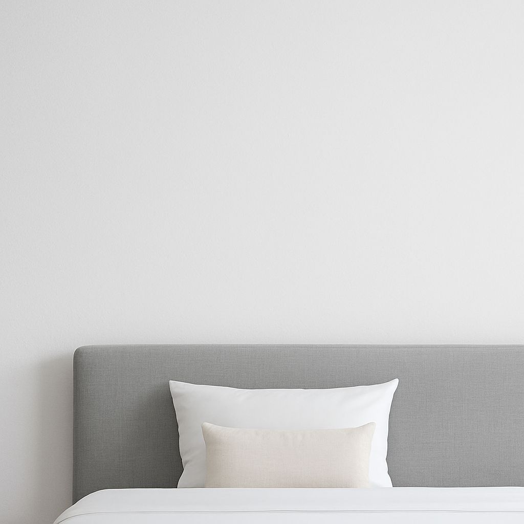 Perete simplu, alb, fără tapet, într-un dormitor modern, imagine before pentru aplicarea tapetului adeziv imprimabil.