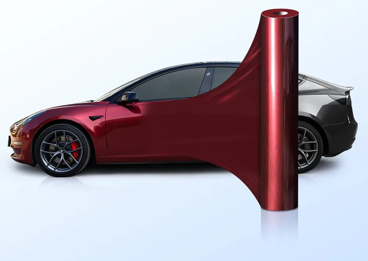 Mașină colantată integral cu PPF colorat roșu lucios, exemplu de combinație între protecție și schimbare de culoare