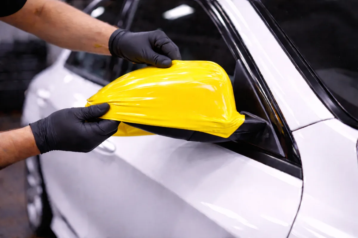 Aplicare folie cast pe oglindă auto, exemplu de colantare pe suprafață curbată cu material conformabil