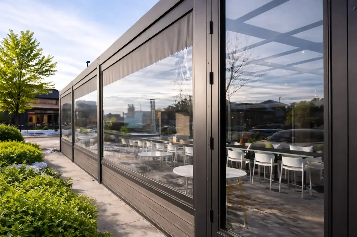 terasă închisă cu folie transparentă PVC cristal, protecție laterală împotriva vântului