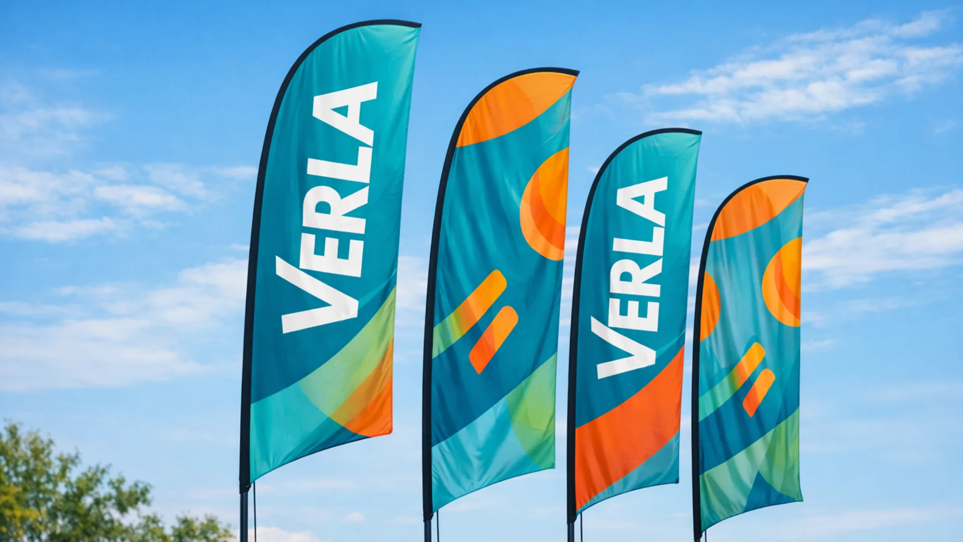 Patru steaguri promoționale verticale montate în exterior, pe fundal de cer albastru, folosite ca exemplu pentru alegerea unui material de steag potrivit pentru evenimente, branding și semnalizare vizuală.