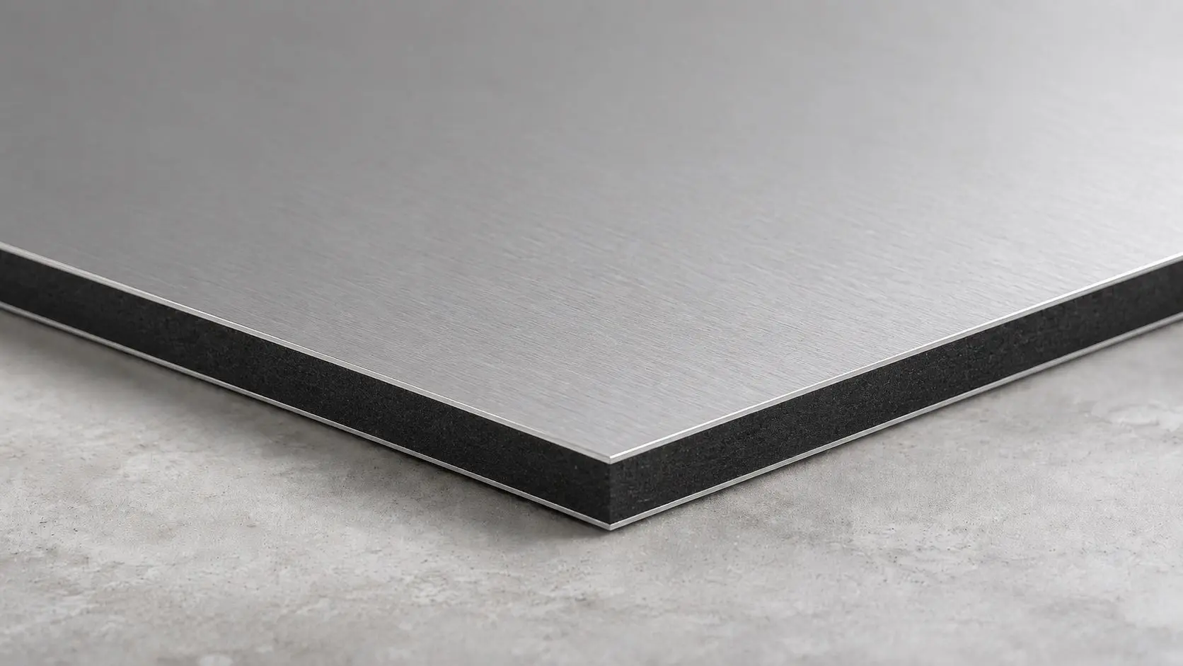 Placă BOND ACP VerlaPlac în secțiune, cu două foi subțiri de aluminiu și miez negru omogen de tip Unbroken Core