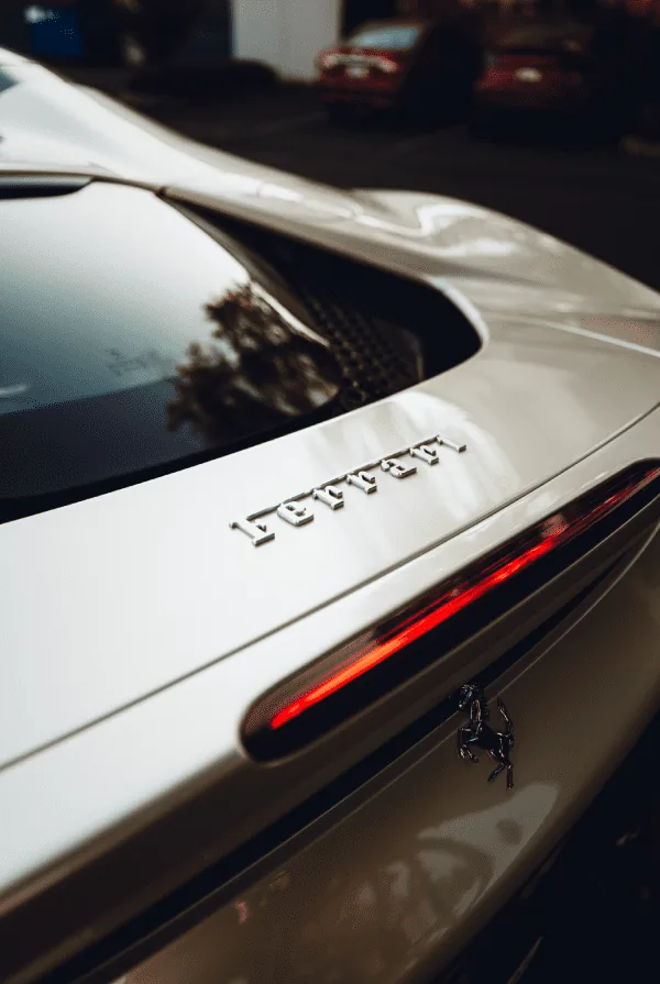 Finisare PPF în zone sensibile ale caroseriei: muchii, contururi și detalii în jurul emblemelor, pentru stabilitate și aspect curat după aplicare.