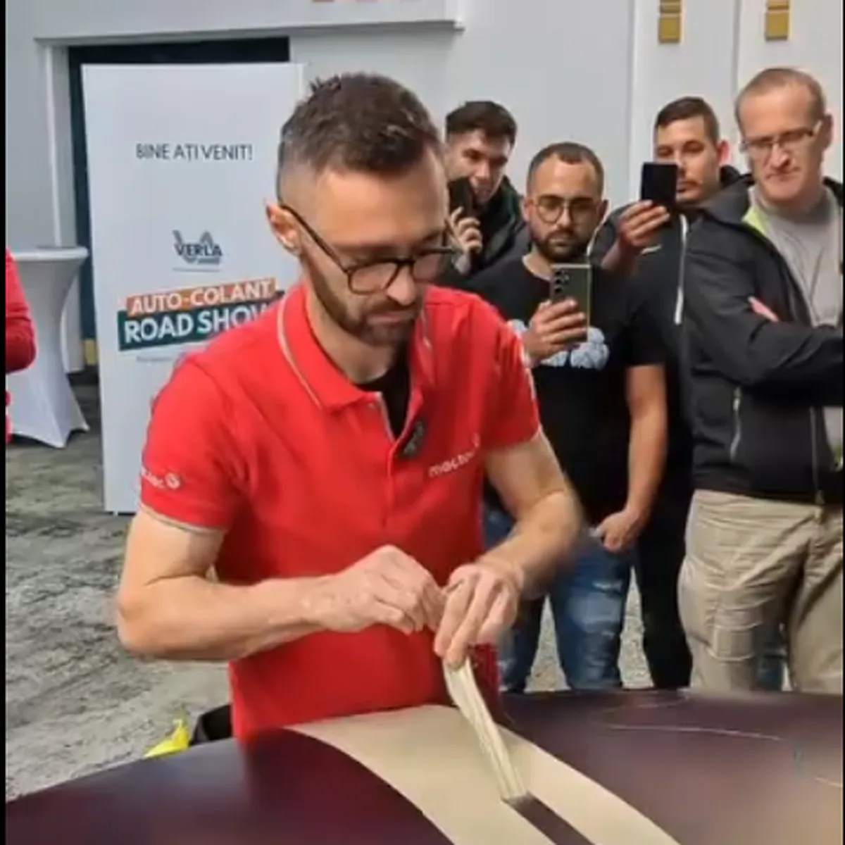 Vasile Lomanar demonstrând utilizarea corectă a firelor de tăiere pentru colantare auto, în cadrul Roadshow-ului Verla 2024, ediția Iași.
