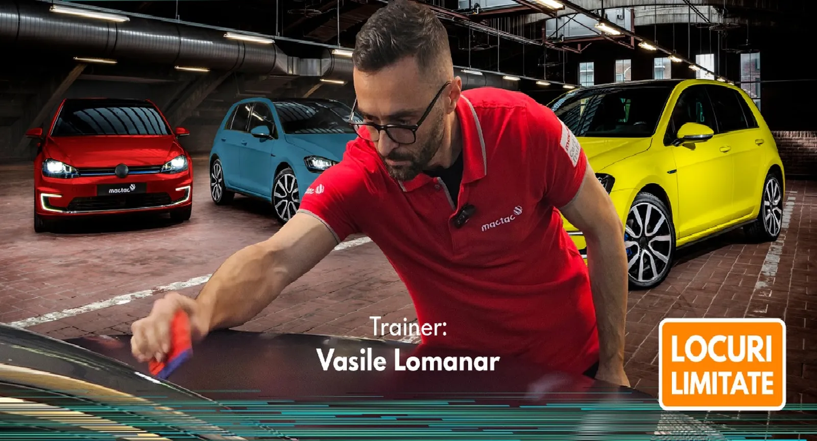Vasile Lomanar aplicând folie auto Mactac pe capota unei mașini, în cadrul unui workshop profesional de colantări auto organizat de Verla, ediție anterioară la București.
