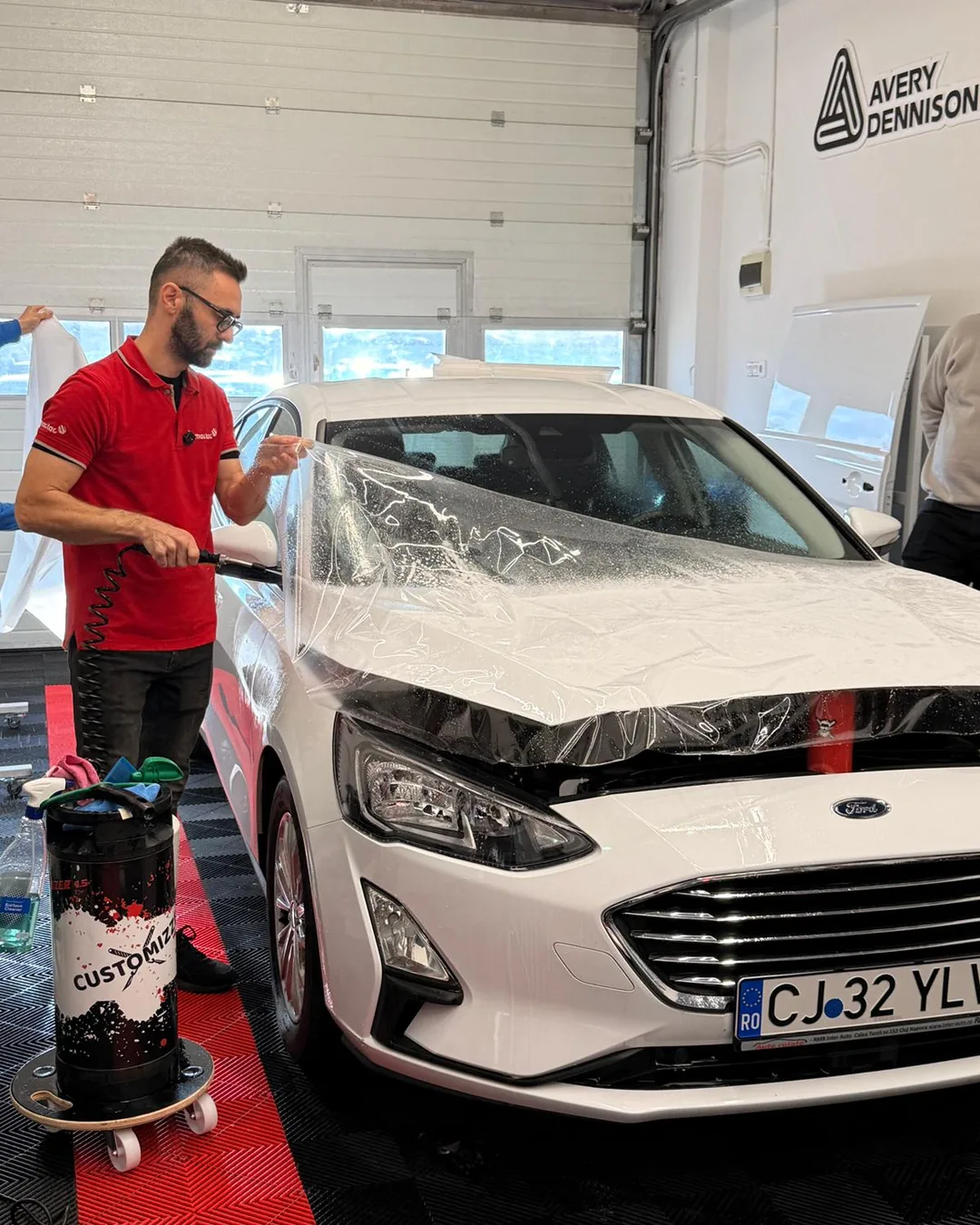 Aplicare folie PPF pe capotă în cadrul workshop-ului de colantări auto Verla × Vasile Lomanar, Alba Iulia.