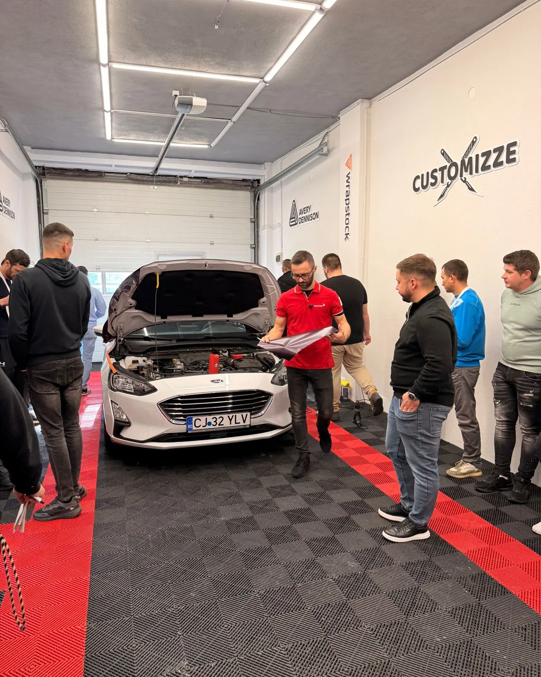 Demonstrație practică pe mașină în atelier, în cadrul workshop-ului de colantări auto Verla, Alba Iulia.