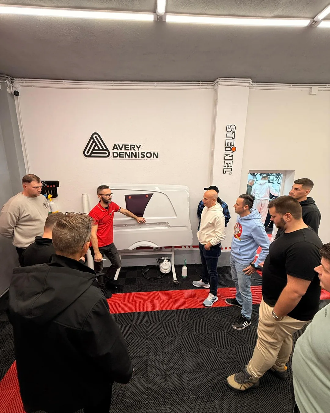 Discuții și explicații pe panou demonstrativ în cadrul workshop-ului de colantări auto Verla, Alba Iulia.