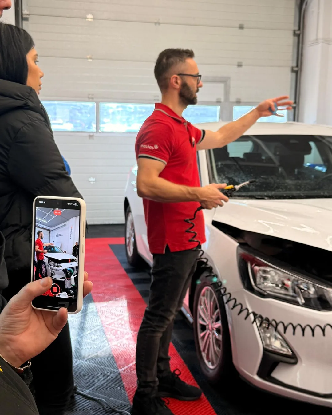 Explicații practice lângă mașină în workshop-ul Verla × Vasile Lomanar, Alba Iulia – detalii de procedură și verificări.