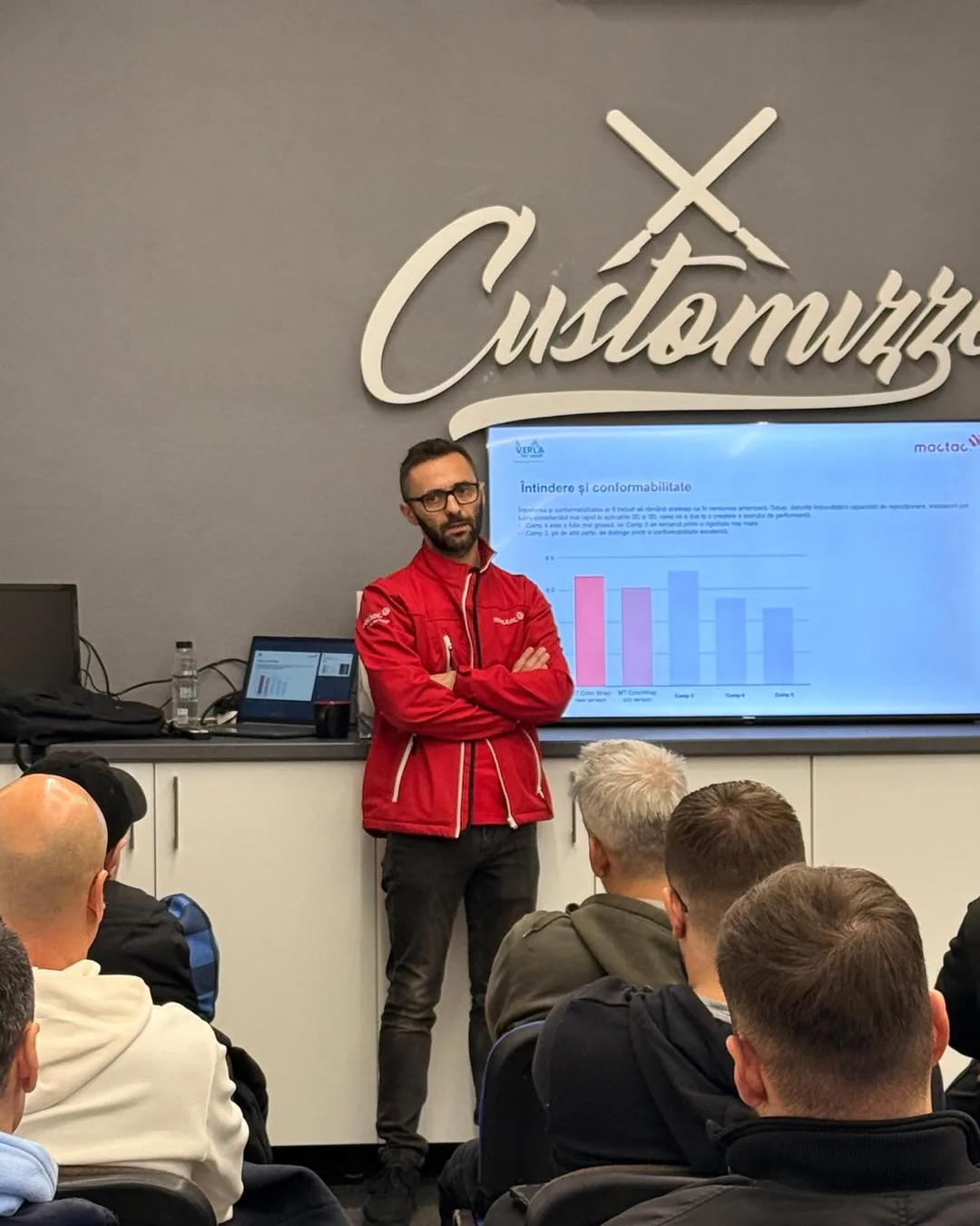 Sesiune teoretică la workshop-ul de colantări auto Verla × Vasile Lomanar, Alba Iulia – explicații despre materiale și proceduri.