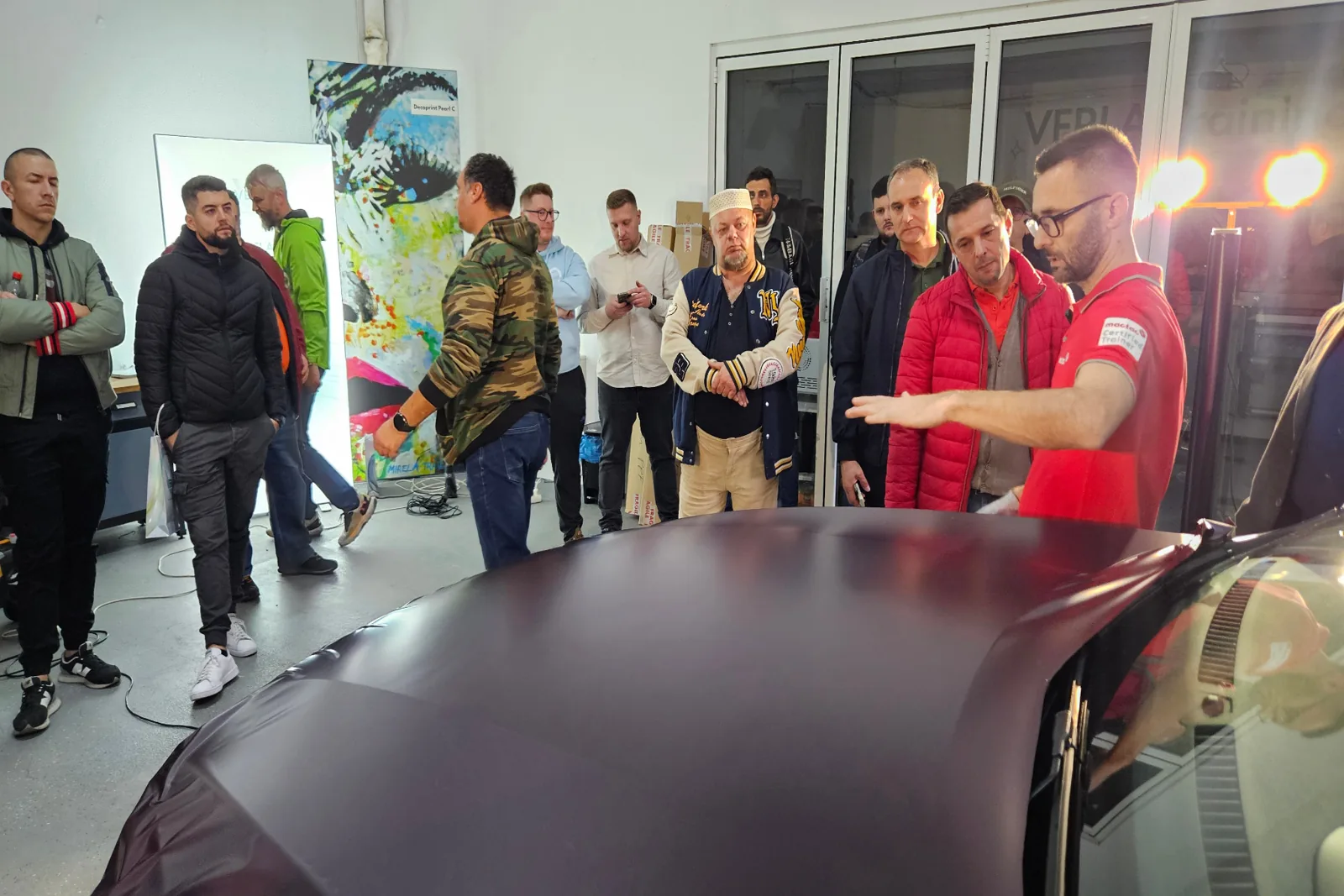 Workshop colantări auto Verla × Vasile Lomanar București 14 noiembrie 2025 – controlul tensiunii în folie pe suprafețe curbate și zone tensionate