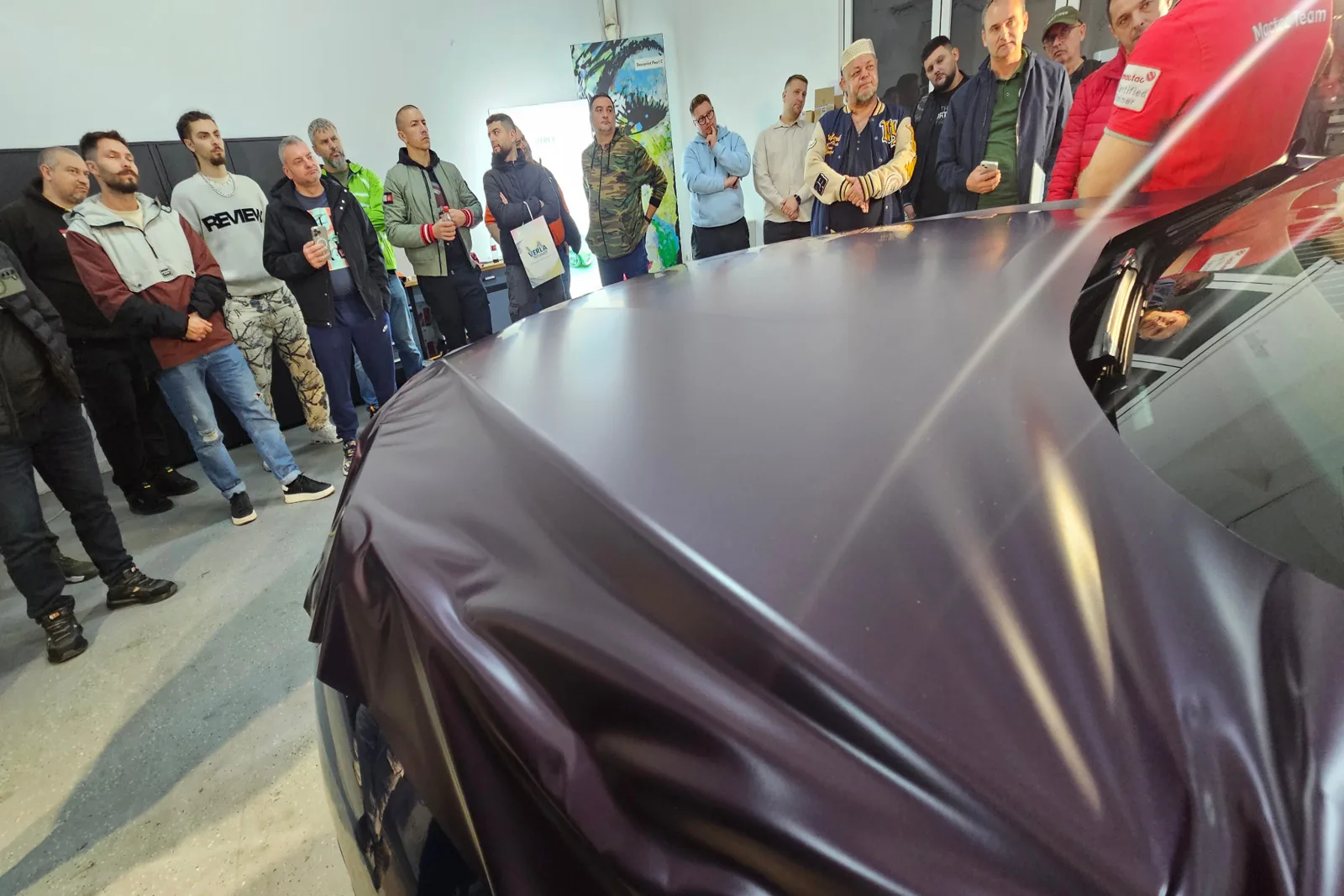 Workshop colantări auto Verla × Vasile Lomanar București 14 noiembrie 2025 – demonstrație practică de colantare capotă, poziționarea și presarea controlată a foliei