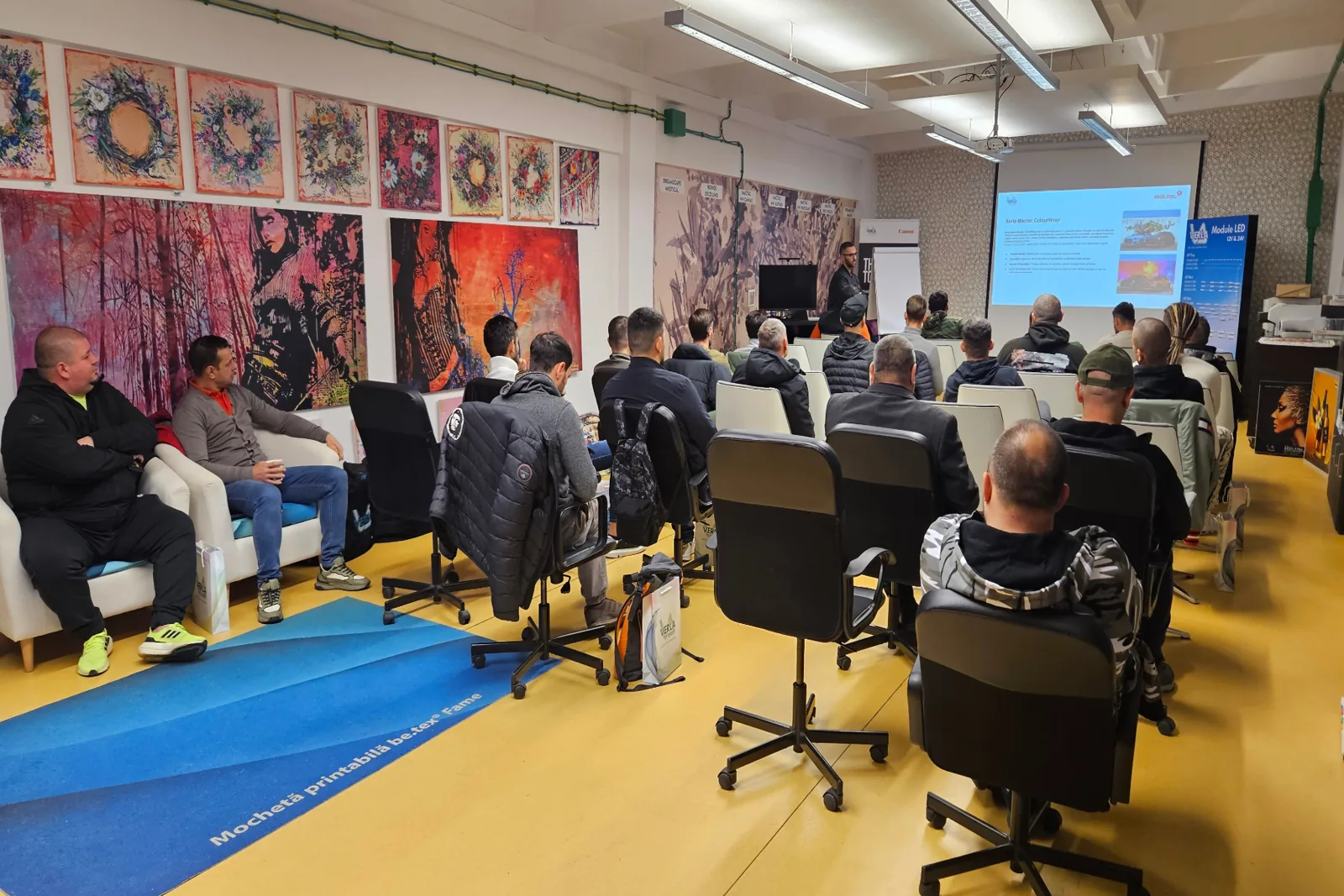 Workshop colantări auto Verla × Vasile Lomanar București 14 noiembrie 2025 – sesiune teoretică, participanți urmărind explicațiile despre proceduri corecte de colantare