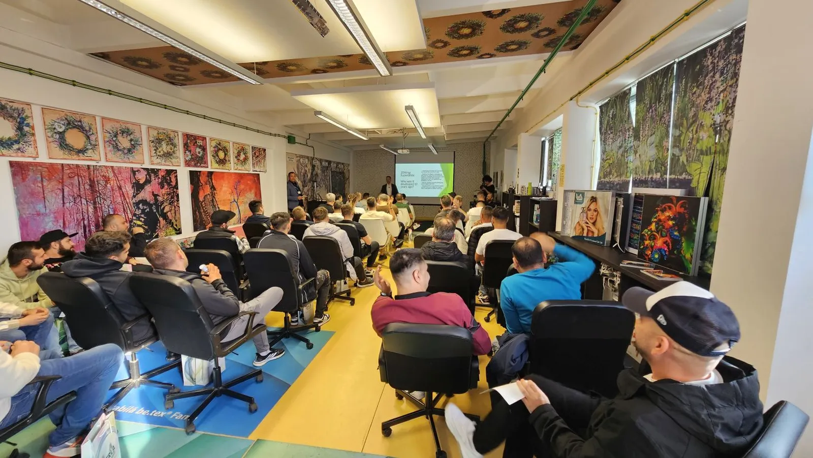 Prezentare teoretică despre foliile auto și tehnicile corecte de colantare, în cadrul workshopurilor Verla Academy.